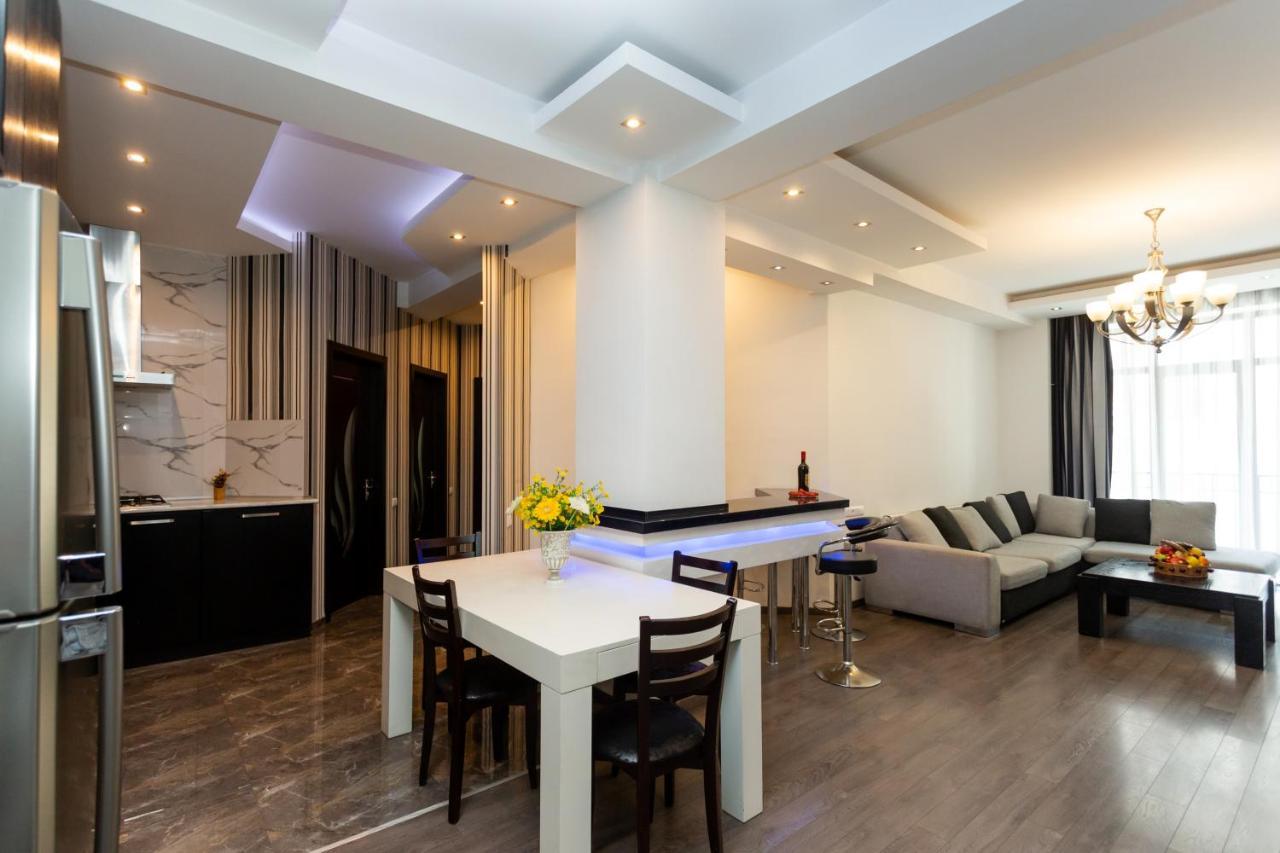 Two Bedroom Apartment In The City Center Tbilisi Eksteriør billede