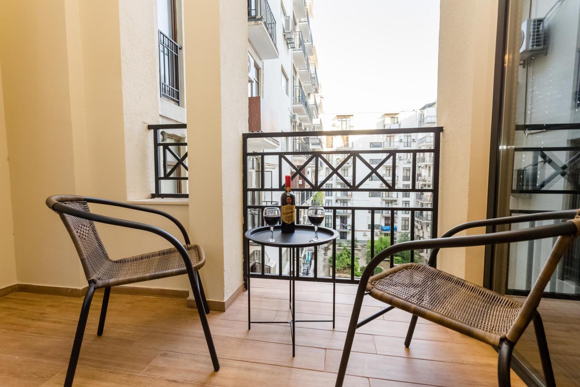 Two Bedroom Apartment In The City Center Tbilisi Eksteriør billede