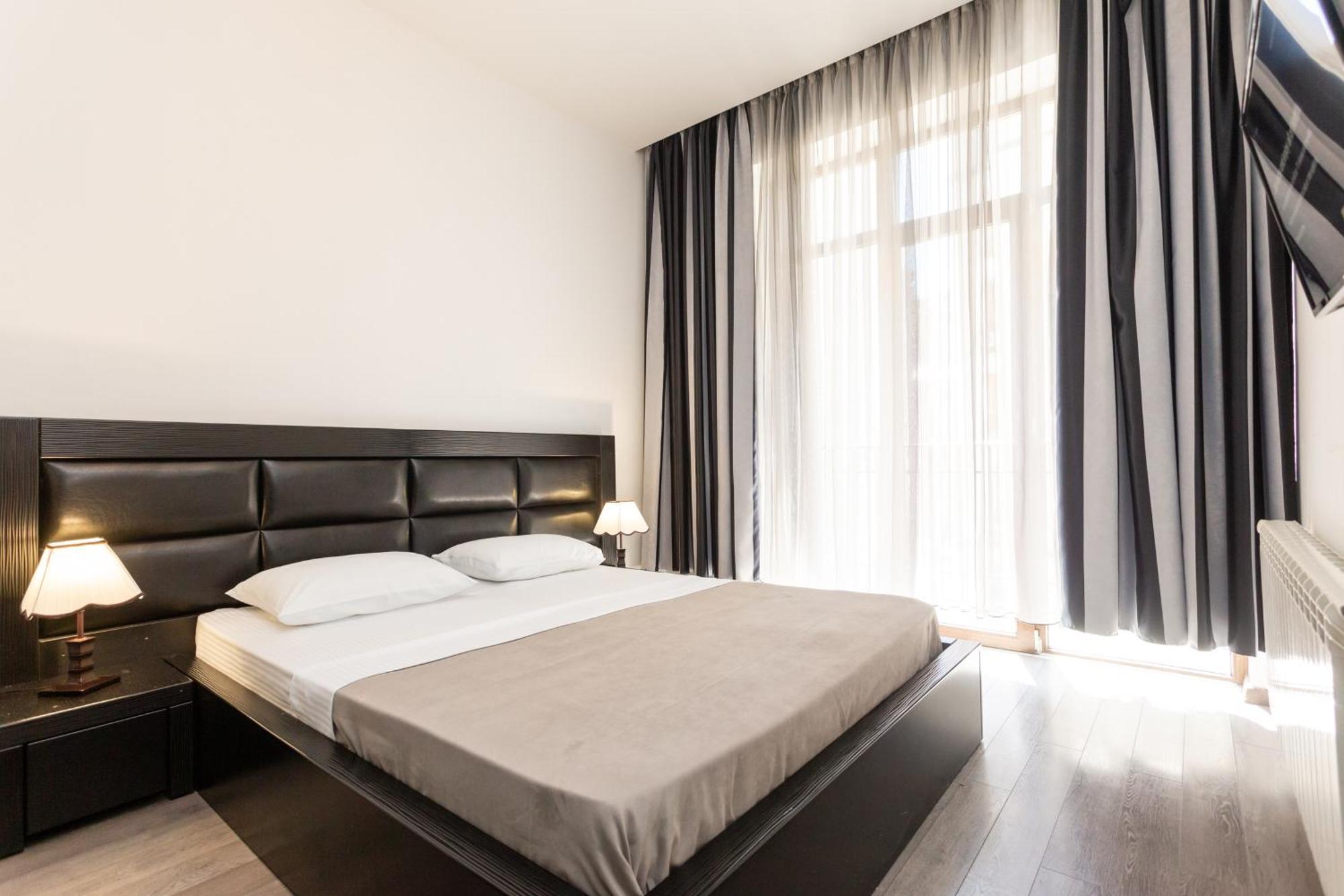 Two Bedroom Apartment In The City Center Tbilisi Eksteriør billede